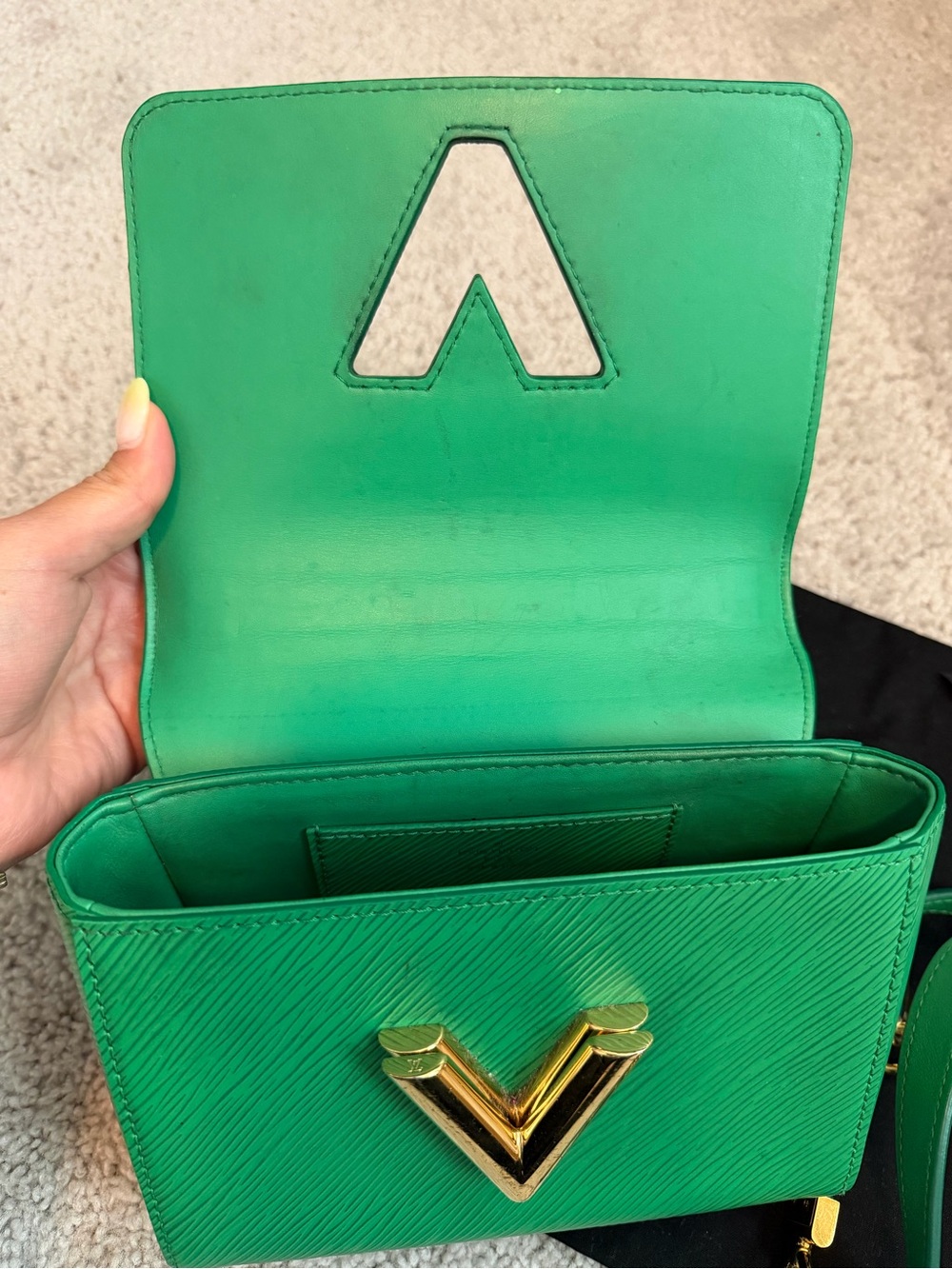 Louis Vuitton Green Epi Twist Shoulder Bag! - Picture 7 of 9